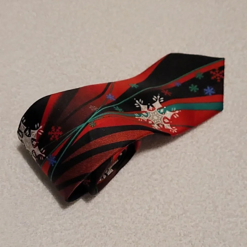 ‎Hallmark holiday snowflake tie
